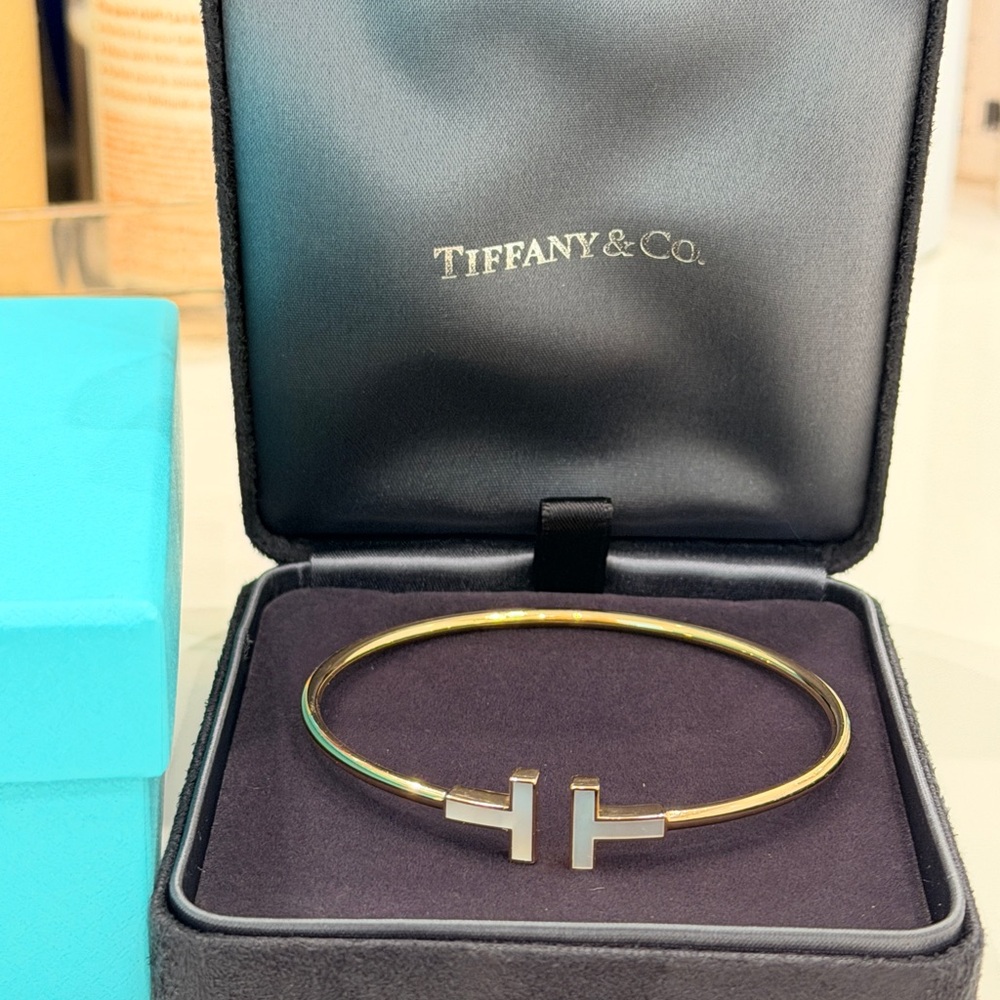 Tiffany & Co. T wire bracelet in 18k gold with mother of pearl